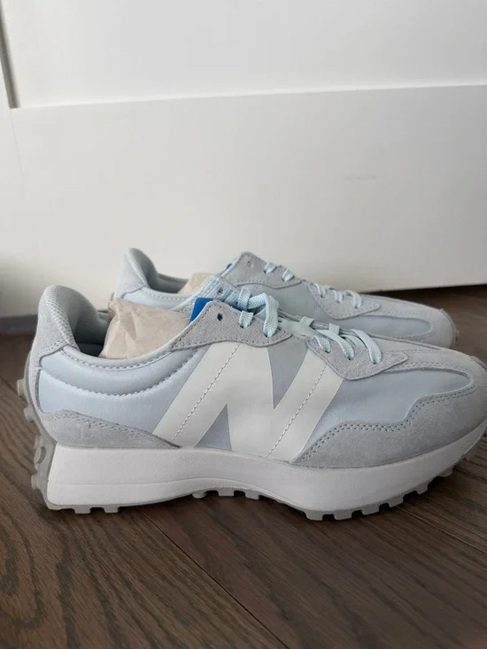 BRAND NEW Women’s NEW BALANCE 327 Pale Blue & White Sneakers Size 10 - Picture 2 of 4